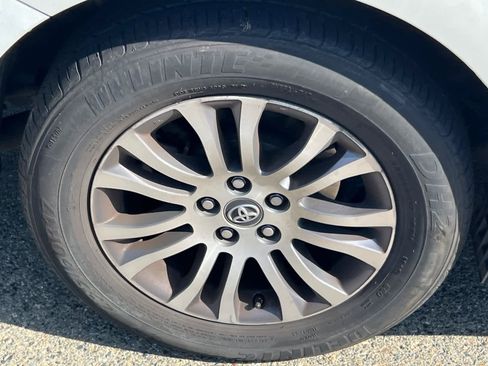 Used 2018 Toyota Sienna XLE w/ XLE Navigation Package FWD image 17