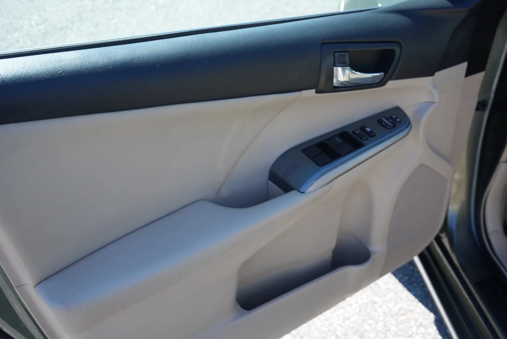 Used 2012 Toyota Camry XLE w/ Convenience Pkg FWD image 9
