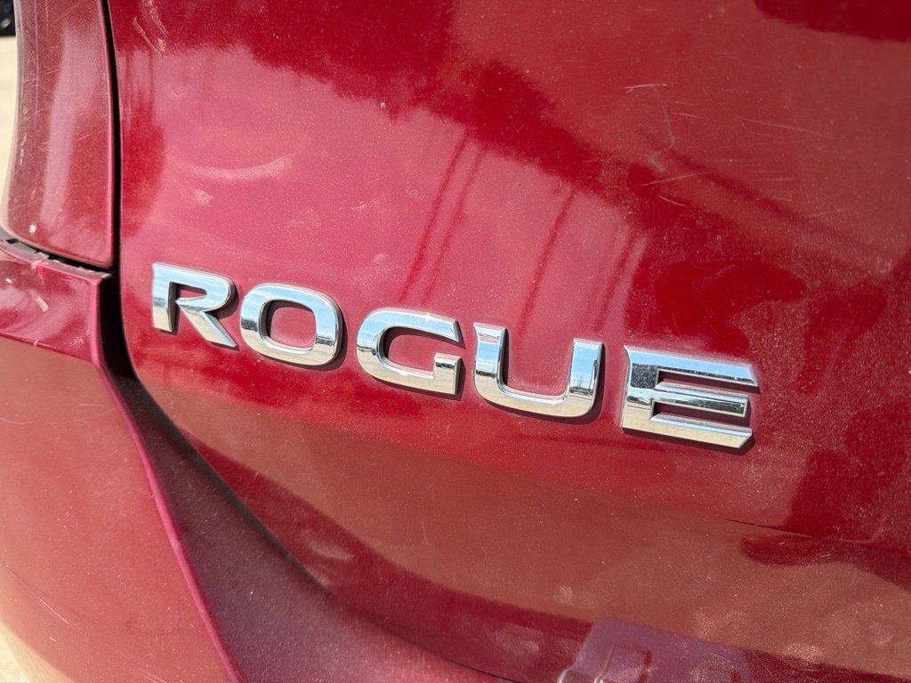 Used 2018 Nissan Rogue SV AWD/4WD image 18