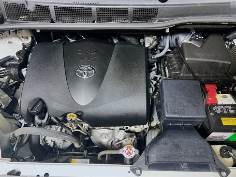 Certified 2018 Toyota Sienna XLE w/ XLE Navigation Package FWD image 28