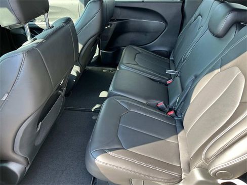 New 2026 Chrysler Pacifica Select image 16