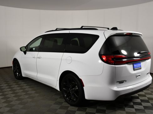 Used 2025 Chrysler Pacifica Limited FWD image 8