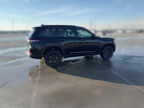 New 2026 Jeep Grand Cherokee Altitude image 13