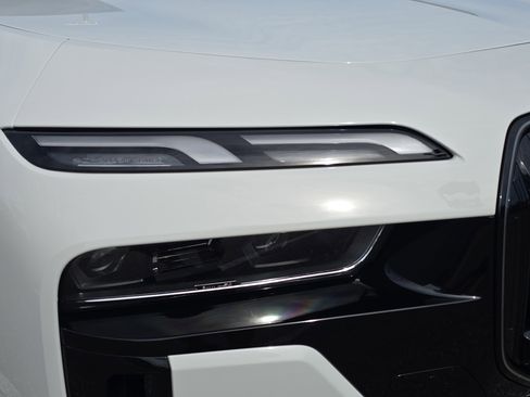 New 2026 BMW 750e xDrive image 7