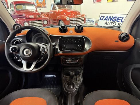 Used 2016 smart fortwo passion RWD image 17