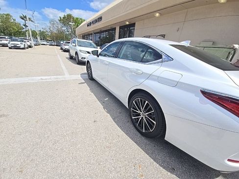 Used 2024 Lexus ES 350 w/ Premium Package image 11