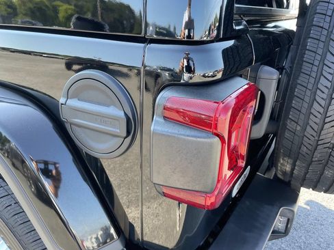 Used 2022 Jeep Wrangler Unlimited Sahara w/ Safety Group AWD/4WD image 16