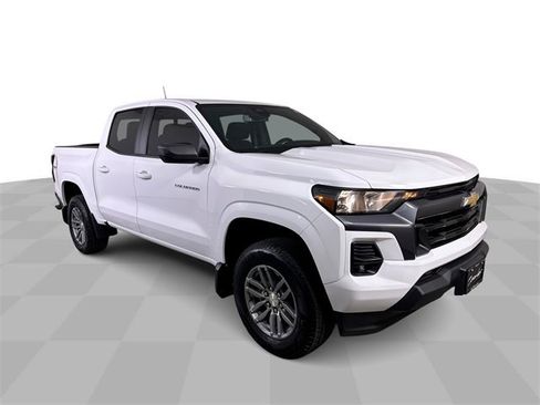 Used 2024 Chevrolet Colorado LT w/ LT Convenience Package II image 2