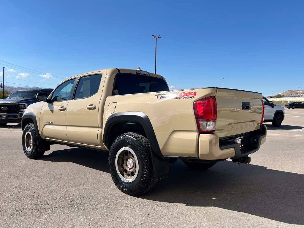 Used 2017 Toyota Tacoma TRD Off-Road AWD/4WD image 4