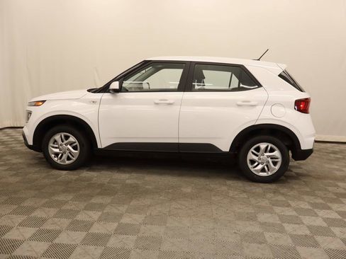 Used 2025 Hyundai Venue SE image 2