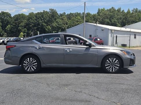 Used 2025 Nissan Altima 2.5 SV FWD image 6