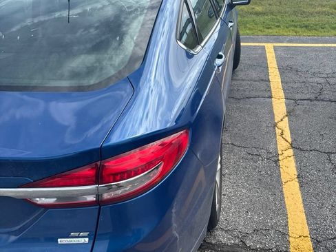 Used 2018 Ford Fusion SE w/ Fusion SE Technology Package FWD image 3
