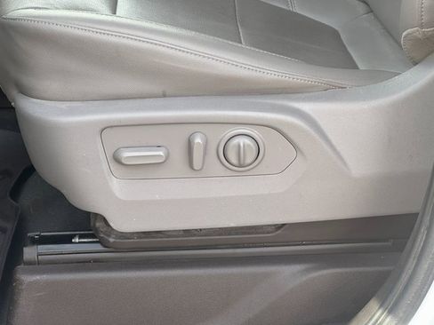 Used 2022 GMC Sierra 2500 SLT w/ SLT Convenience Package image 24