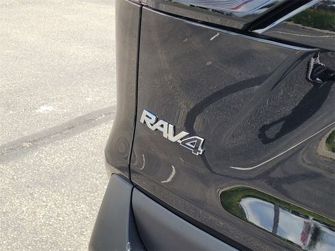 Used 2022 Toyota RAV4 LE image 6
