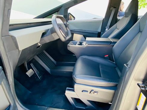 Used 2024 Tesla Cybertruck AWD Crew Cab image 25