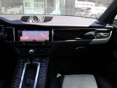 Used 2020 Porsche Macan image 24