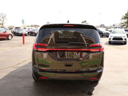 Used 2021 Chrysler Pacifica Touring w/ Uconnect Theater Family Group image 6
