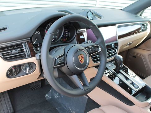New 2026 Porsche Macan image 4