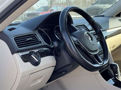 Used 2019 Volkswagen Passat 2.0T SE R-Line image 3