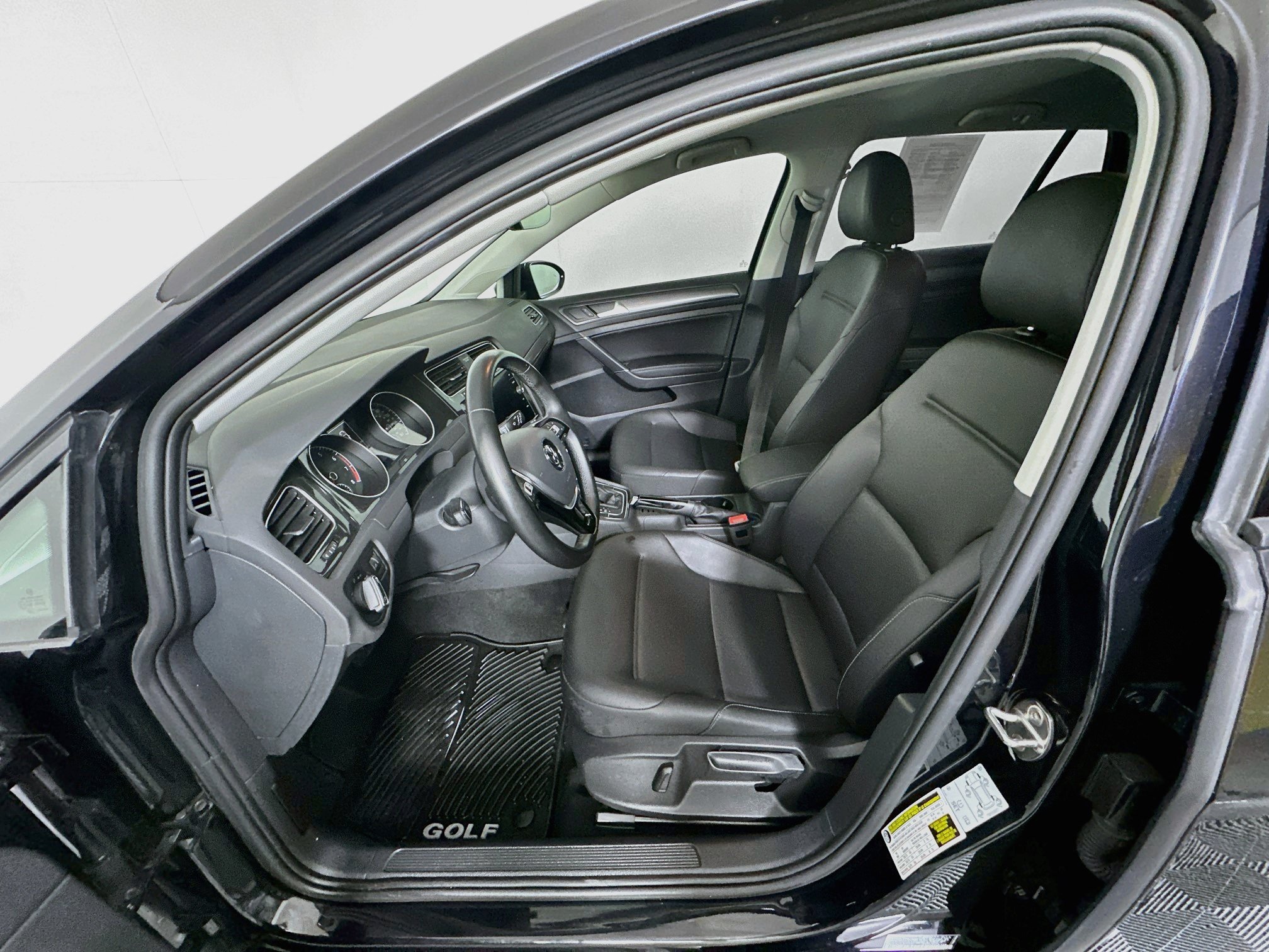 Used 2019 Volkswagen Golf SE FWD image 13