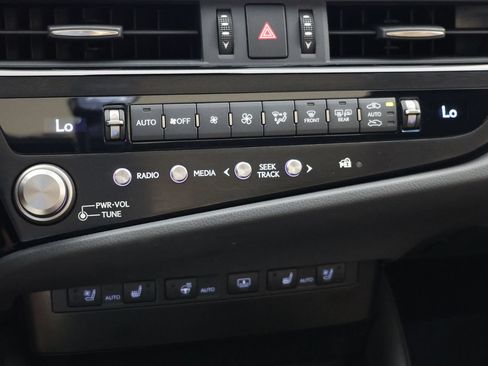 Used 2024 Lexus ES 300h Ultra Luxury w/ Accessory Package (Z2) FWD image 32