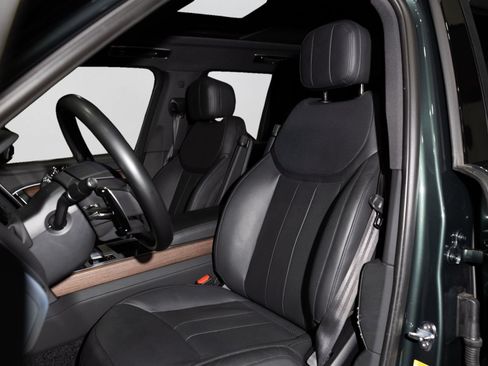 Used 2025 Land Rover Range Rover SE AWD/4WD image 6
