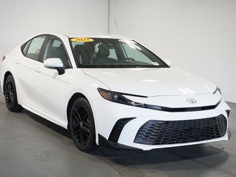 Certified 2025 Toyota Camry SE image 3