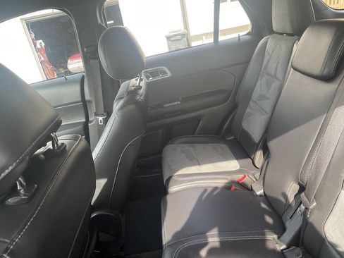 Used 2015 Ford Explorer XLT w/ Equipment Group 202A AWD/4WD image 7