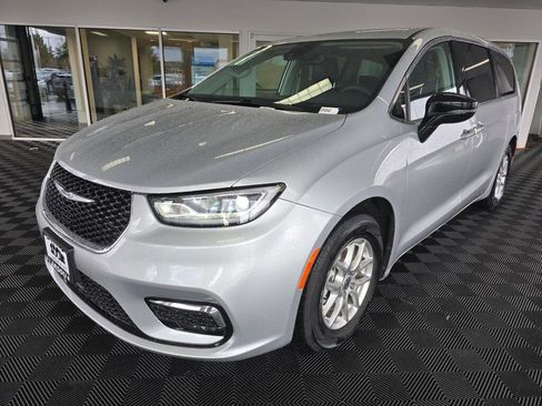 Used 2024 Chrysler Pacifica Touring-L image 8