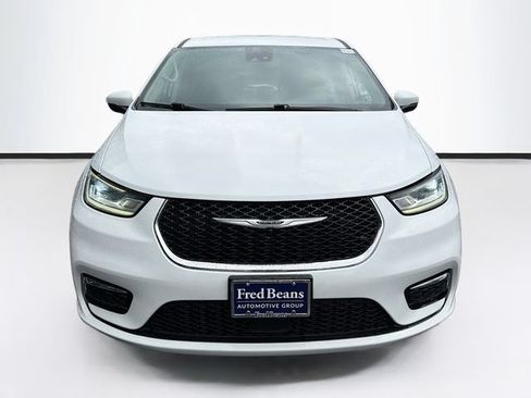 Used 2023 Chrysler Pacifica Touring-L FWD image 2