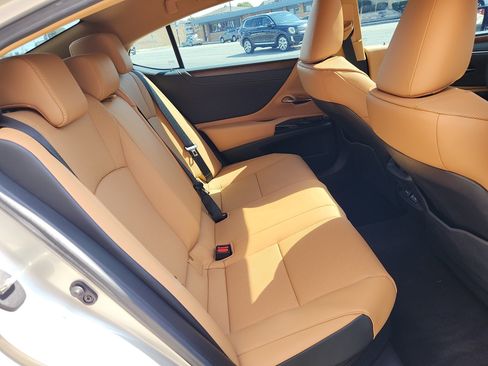 Used 2025 Lexus ES 300h w/ Premium Package image 29