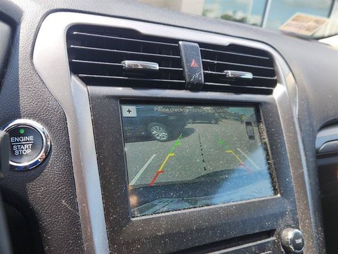 Used 2018 Ford Fusion SE w/ Fusion SE Technology Package FWD image 16