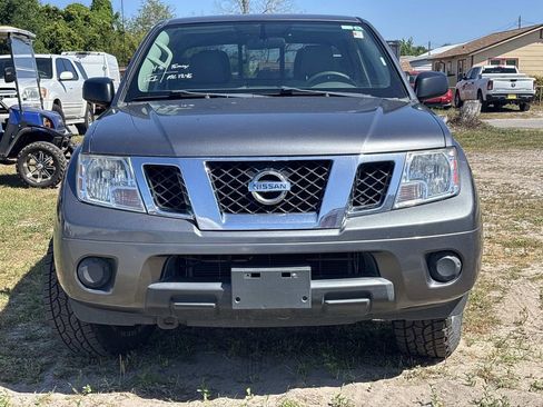 Used 2019 Nissan Frontier SV image 2