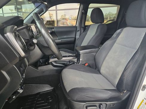 Used 2022 Toyota Tacoma TRD Sport w/ Technology Package image 10