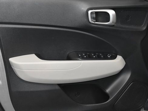 Used 2024 Hyundai Venue SEL image 4