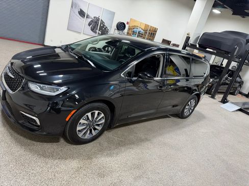 Used 2023 Chrysler Pacifica Touring-L FWD image 9