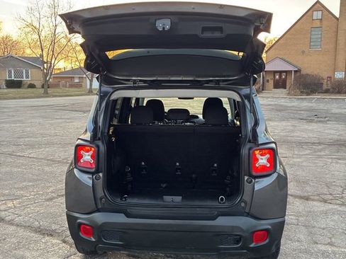 Used 2020 Jeep Renegade Latitude FWD image 18