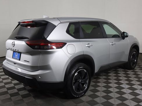 Used 2024 Nissan Rogue SV image 8