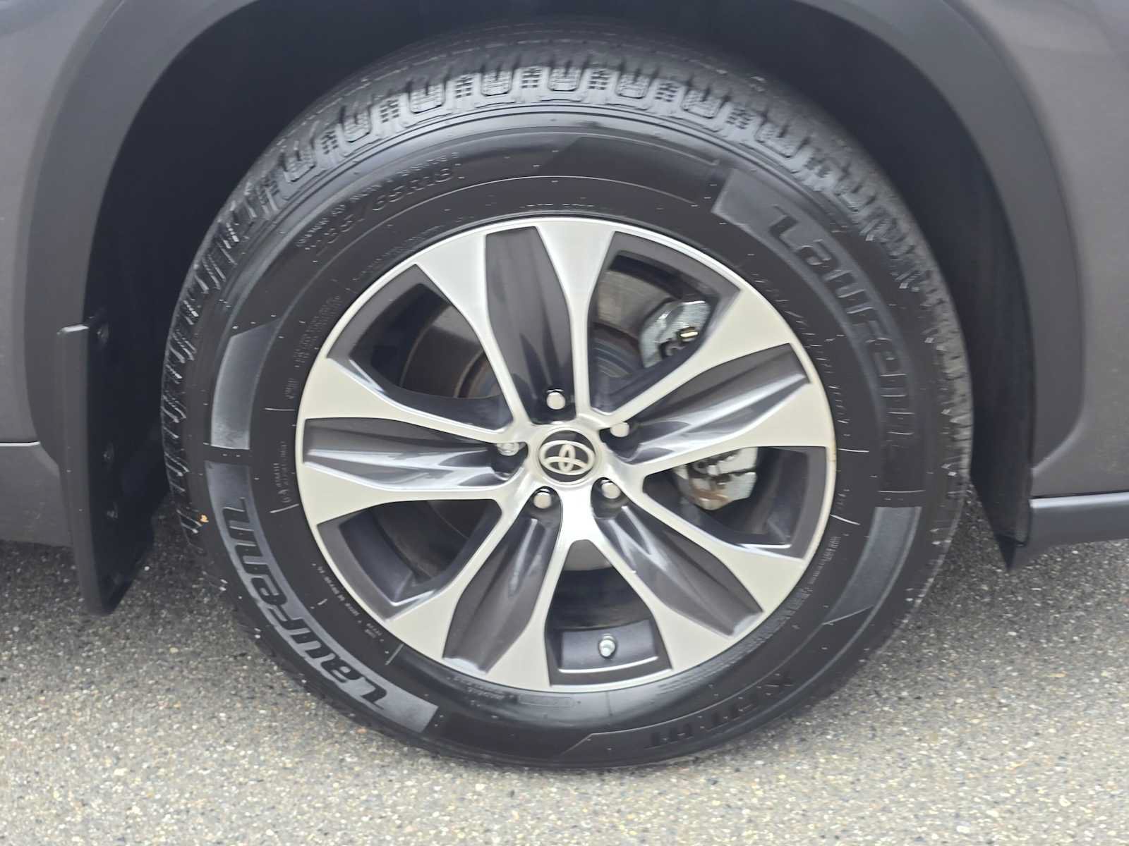 Used 2020 Toyota Highlander XLE AWD/4WD image 9