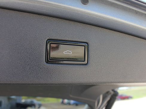 Used 2019 Volkswagen Tiguan S image 39