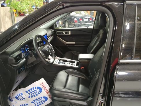 Used 2023 Ford Explorer XLT w/ Equipment Group 202A AWD/4WD image 18