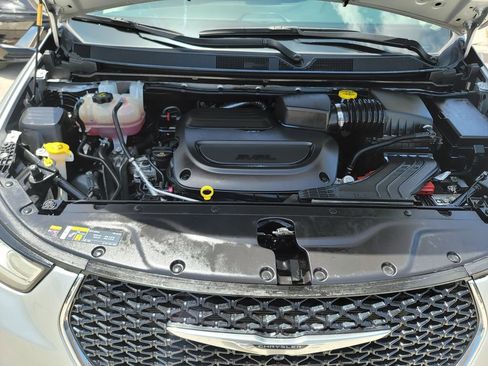 Used 2024 Chrysler Pacifica Touring-L FWD image 9