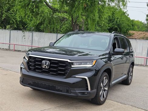 Used 2023 Honda Pilot Touring image 3