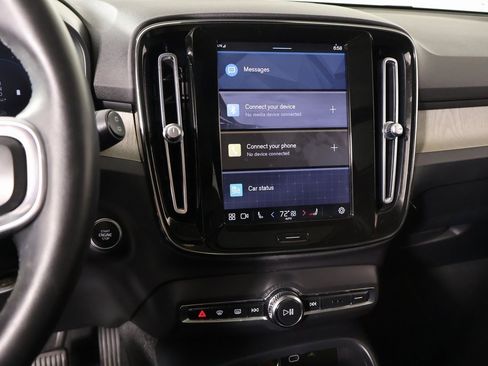 Used 2023 Volvo XC40 B4 Plus image 5