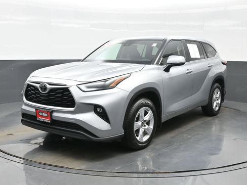 Used 2024 Toyota Highlander LE image 2