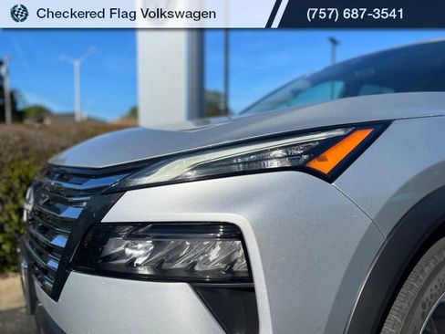 Used 2024 Nissan Rogue SV FWD image 11