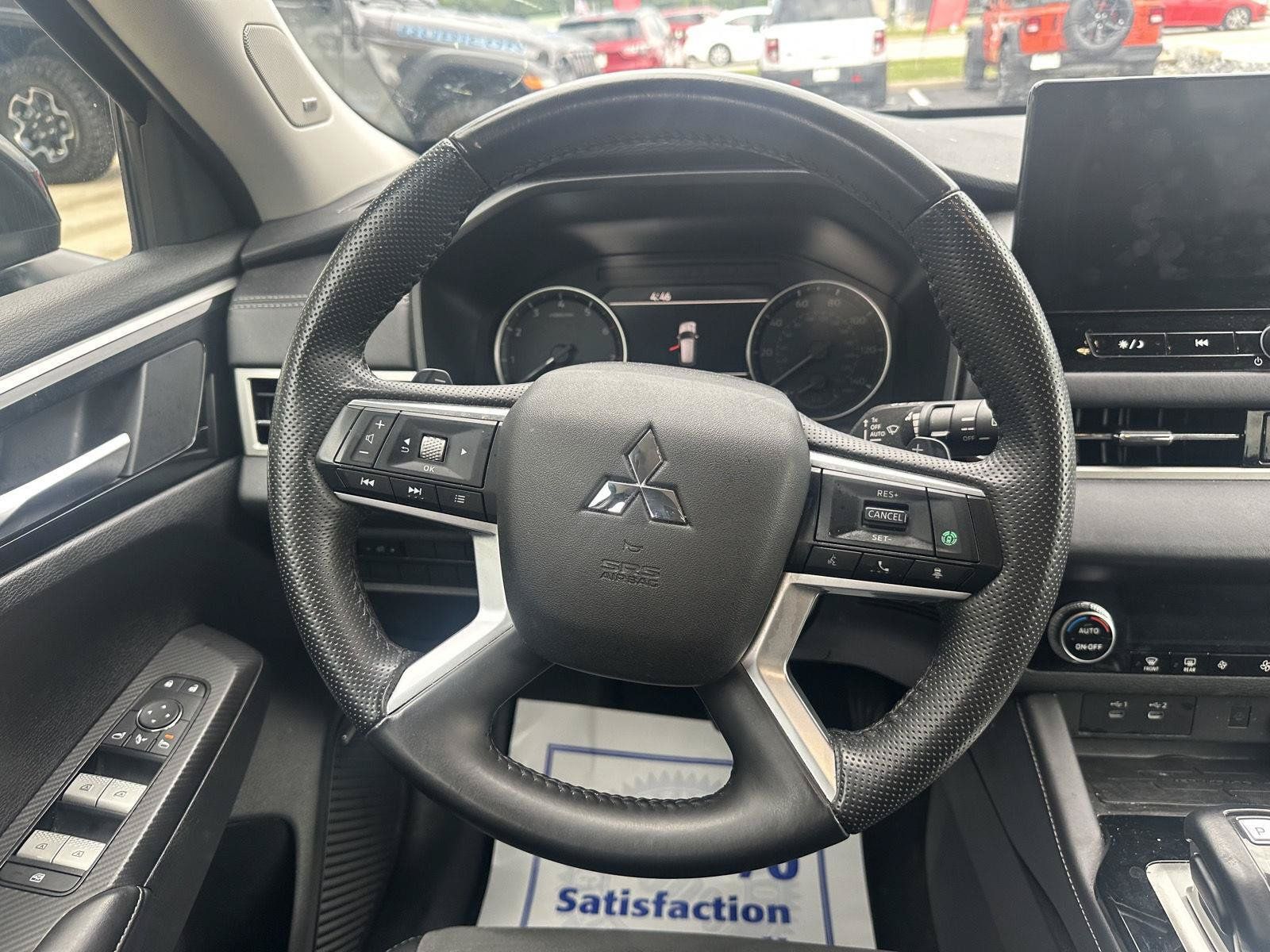 Used 2025 Mitsubishi Outlander AWD image 32