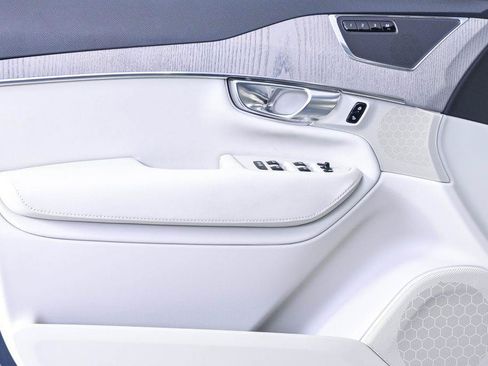 Certified 2025 Volvo XC90 T8 Plus w/ Protection Package Premier AWD/4WD image 8