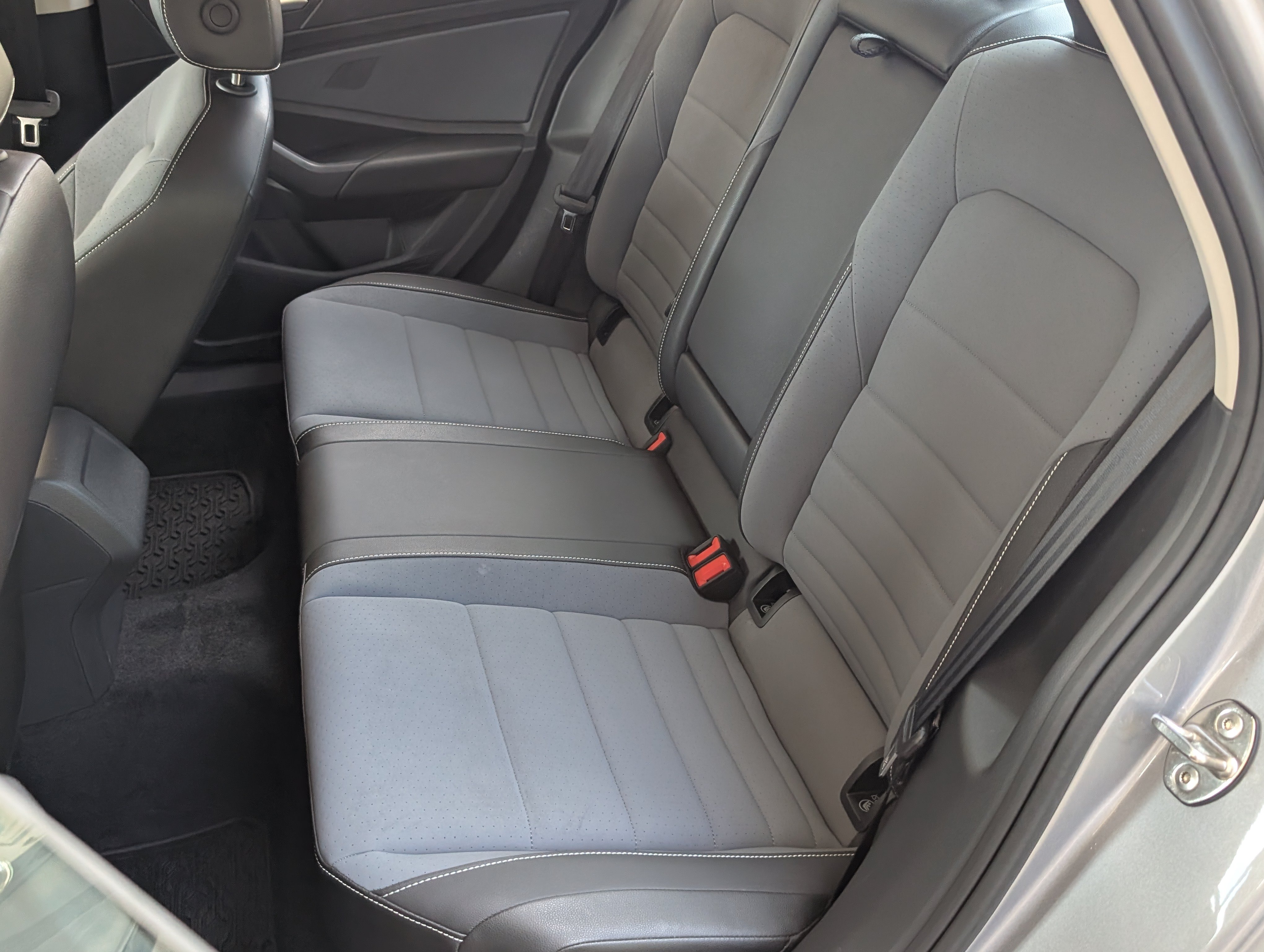 Used 2025 Volkswagen Jetta SE w/ Sunroof Package FWD image 18