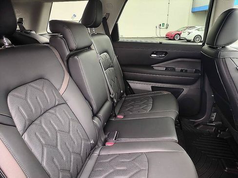 Certified 2026 Nissan Pathfinder Platinum w/ Cargo Package AWD/4WD image 31